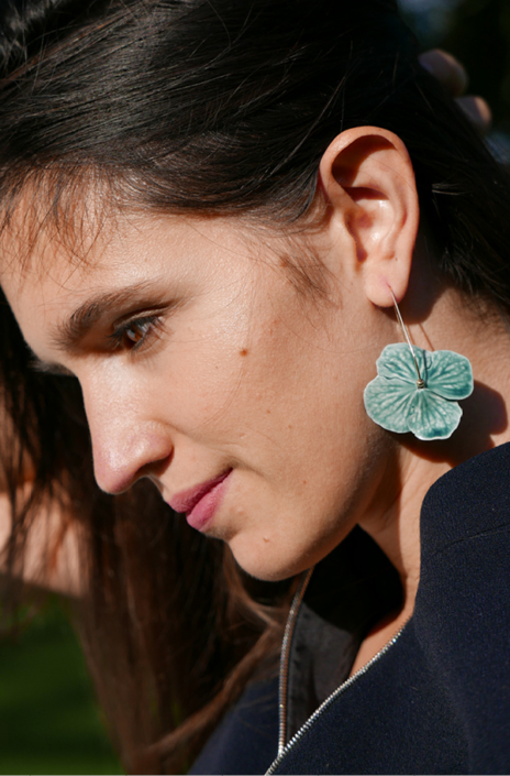 Boucles d’oreilles créoles oblongues – Hortensia, bleu paon – Nature Porcelaine